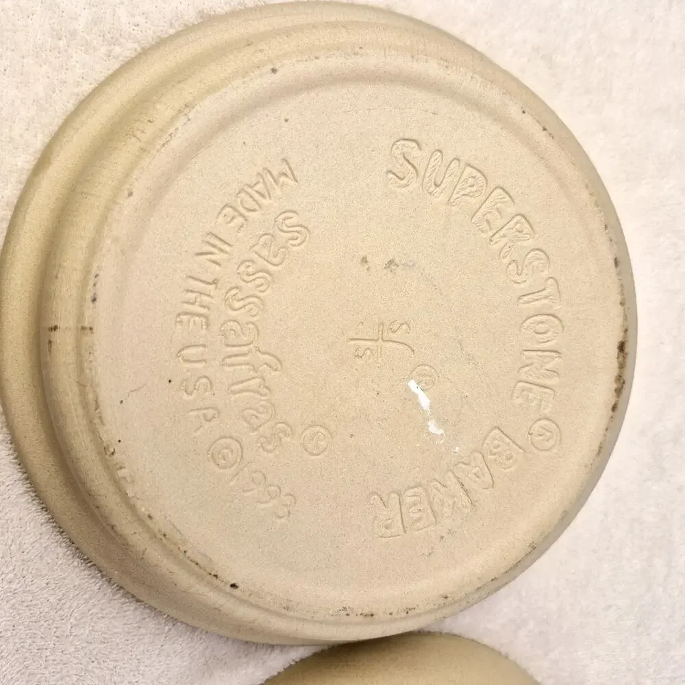 SUPERSTONE Bake & Serve, Sassafras. 1993 Lidded Chestnut/Garlic Roaster.